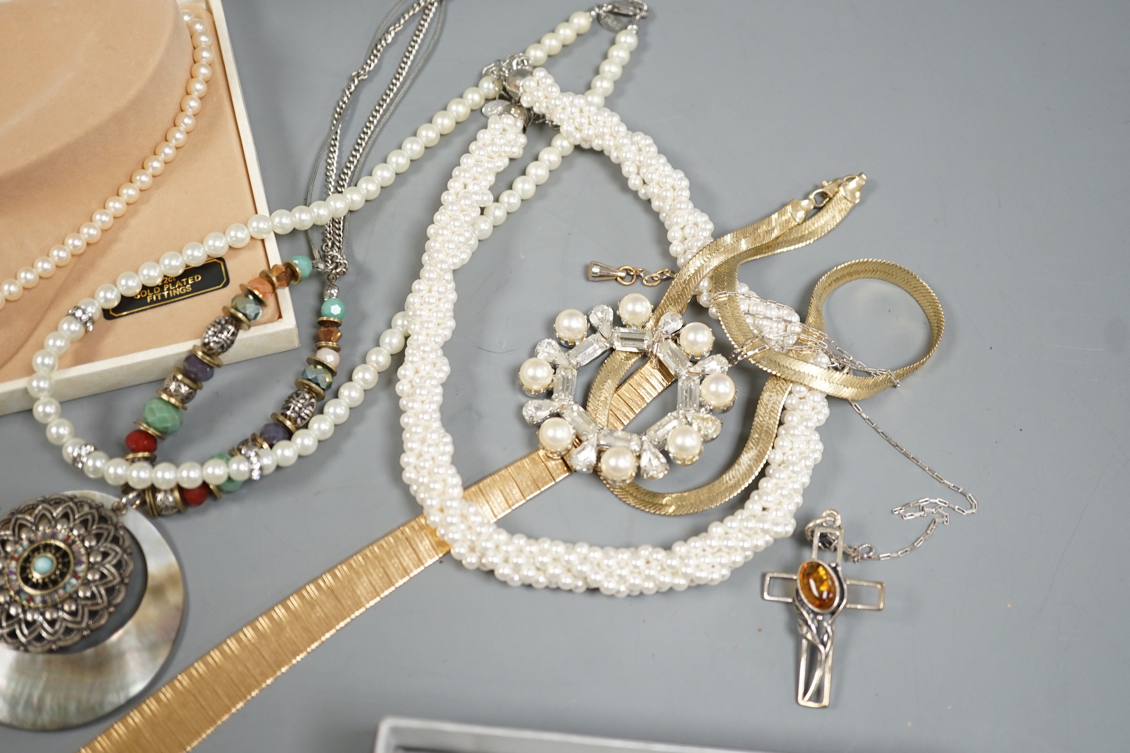 A quantity of assorted mainly modern costume jewellery and a group of coins including commemorative.